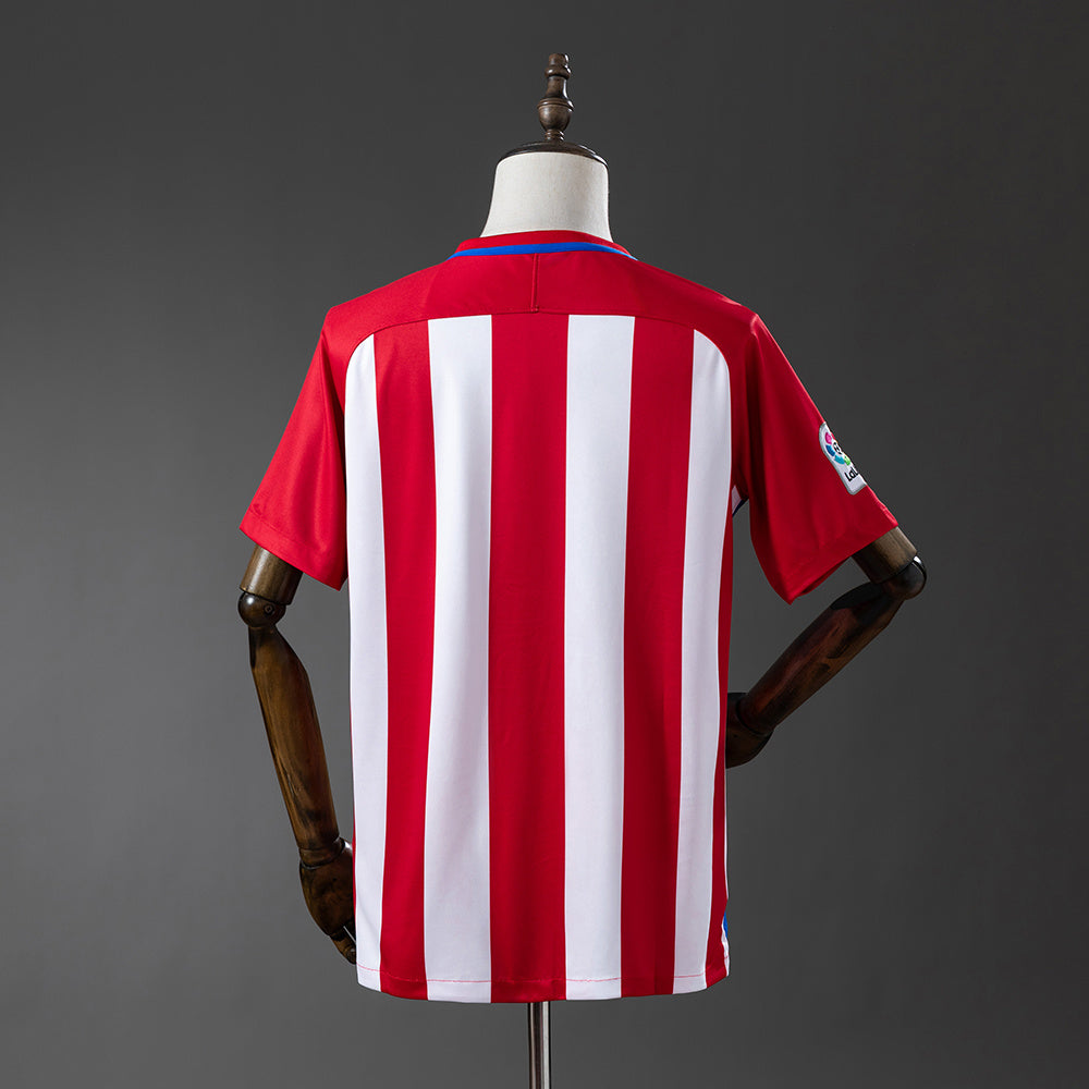 Camiseta retro Atlético de Madrid 2016/17 primera equipación detalle escudo Griezmann – Cortita y al Pie