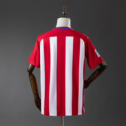 Camiseta retro Atlético de Madrid 2016/17 primera equipación detalle escudo Griezmann – Cortita y al Pie