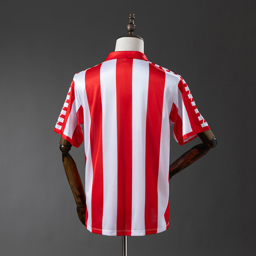 Camiseta retro Atlético de Madrid 1982/83 primera equipación detalle escudo histórico – Cortita y al Pie