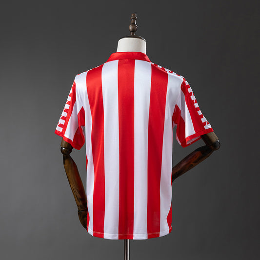 Camiseta retro Atlético de Madrid 1982/83 primera equipación detalle escudo histórico – Cortita y al Pie