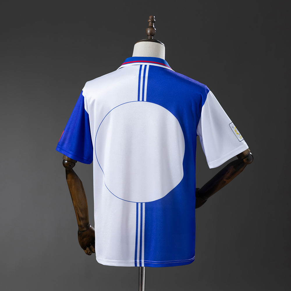 Camiseta retro Atlético de Madrid 1996/97 segunda equipación detalle escudo – Cortita y al Pie
