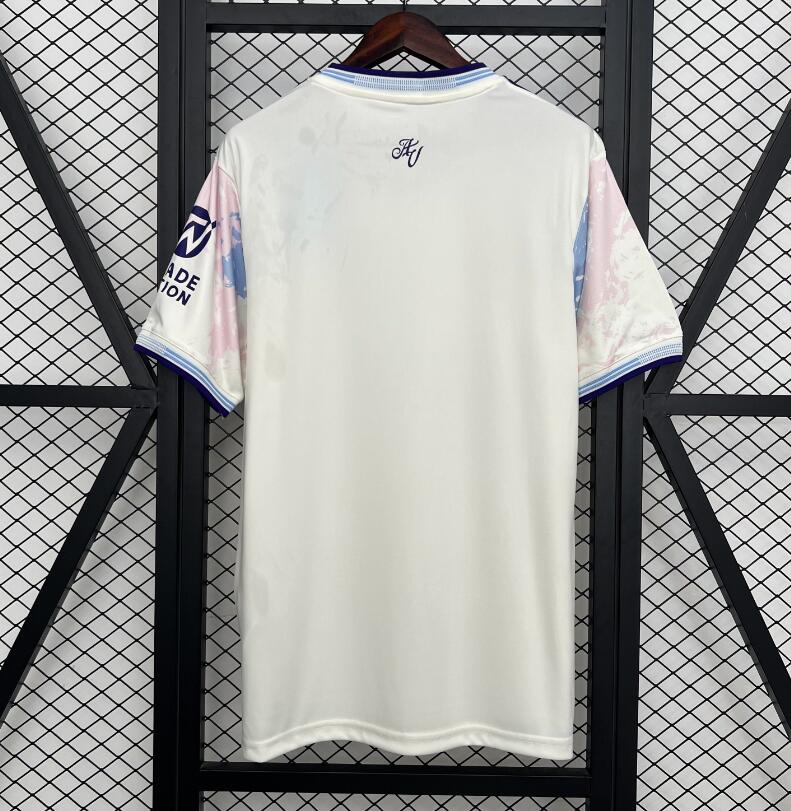 Camiseta Aston Villa 2025/26 tercera equipación versión fan detalle escudo – Cortita y al Pie