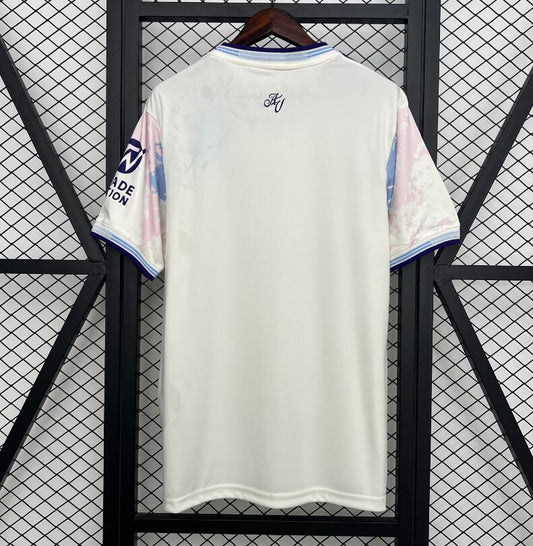 Camiseta Aston Villa 2025/26 tercera equipación versión fan detalle escudo – Cortita y al Pie