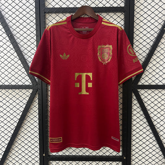 Camiseta Bayern Múnich 125 aniversario primera equipación versión fan Allianz Arena – Cortita y al Pie