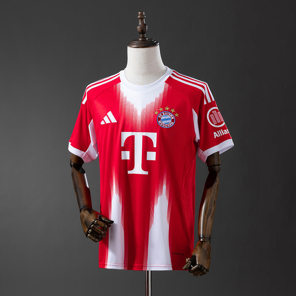 Camiseta Bayern Múnich 2025/26 primera equipación versión fan roja Allianz Arena – Cortita y al Pie