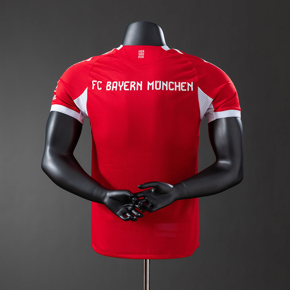 Camiseta Bayern Múnich 2025/26 primera equipación versión jugador detalle escudo – Cortita y al Pie