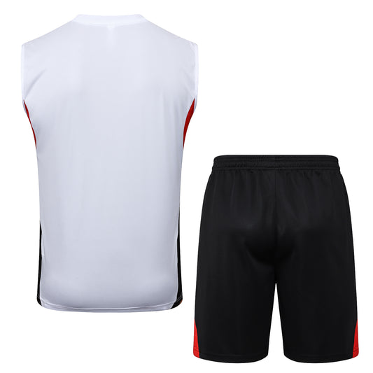 Kit entrenamiento Bayern Múnich 2025/26 primera equipación detalle escudo – Cortita y al Pie