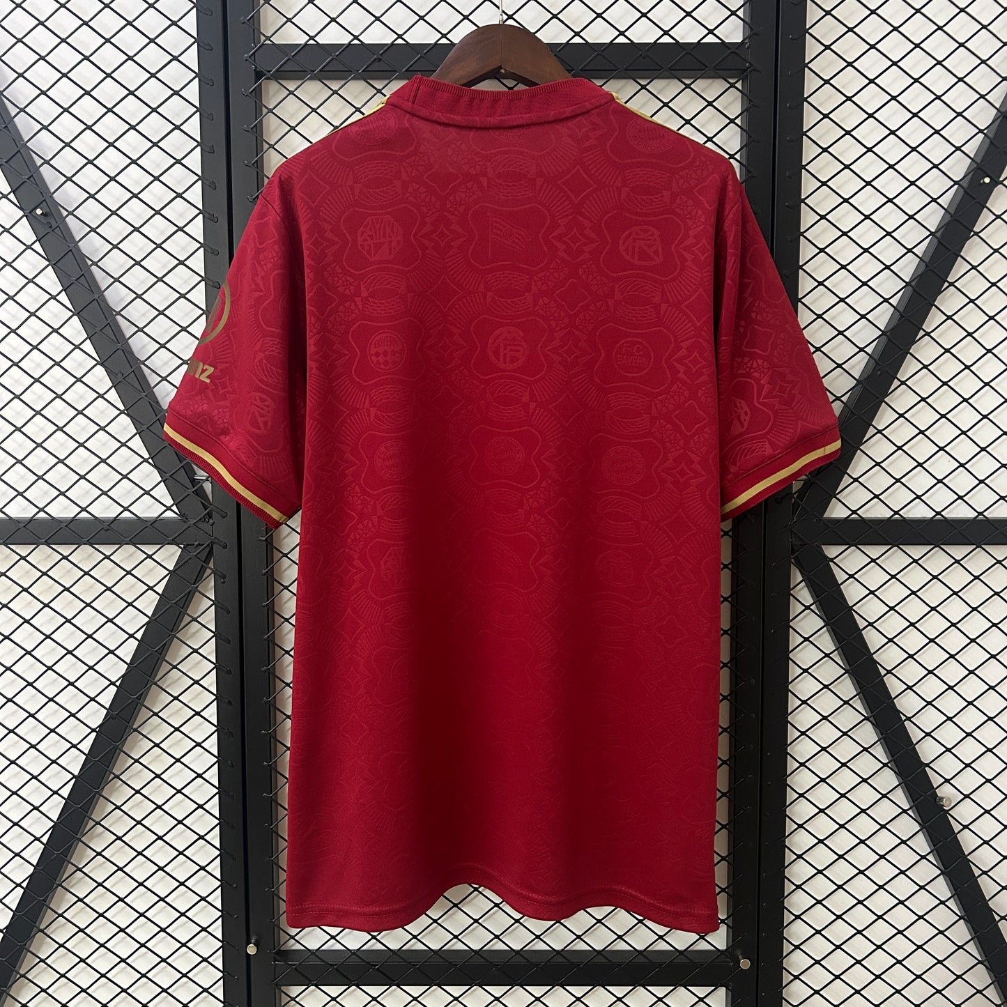 Camiseta Bayern Múnich 125 aniversario primera equipación versión fan detalle escudo – Cortita y al Pie