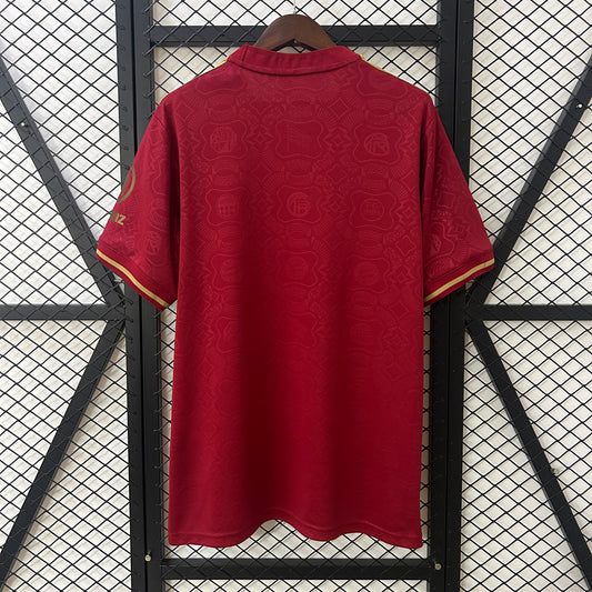 Camiseta Bayern Múnich 125 aniversario primera equipación versión fan detalle escudo – Cortita y al Pie