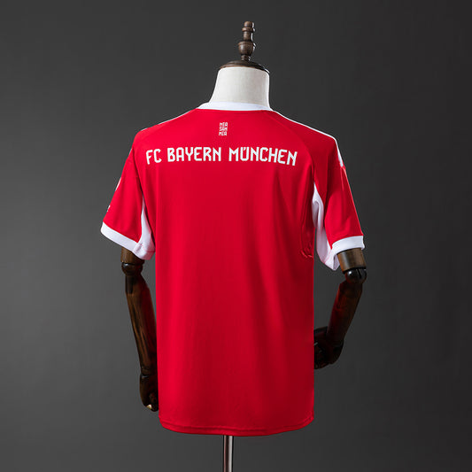 Camiseta Bayern Múnich 2025/26 primera equipación versión fan detalle escudo – Cortita y al Pie