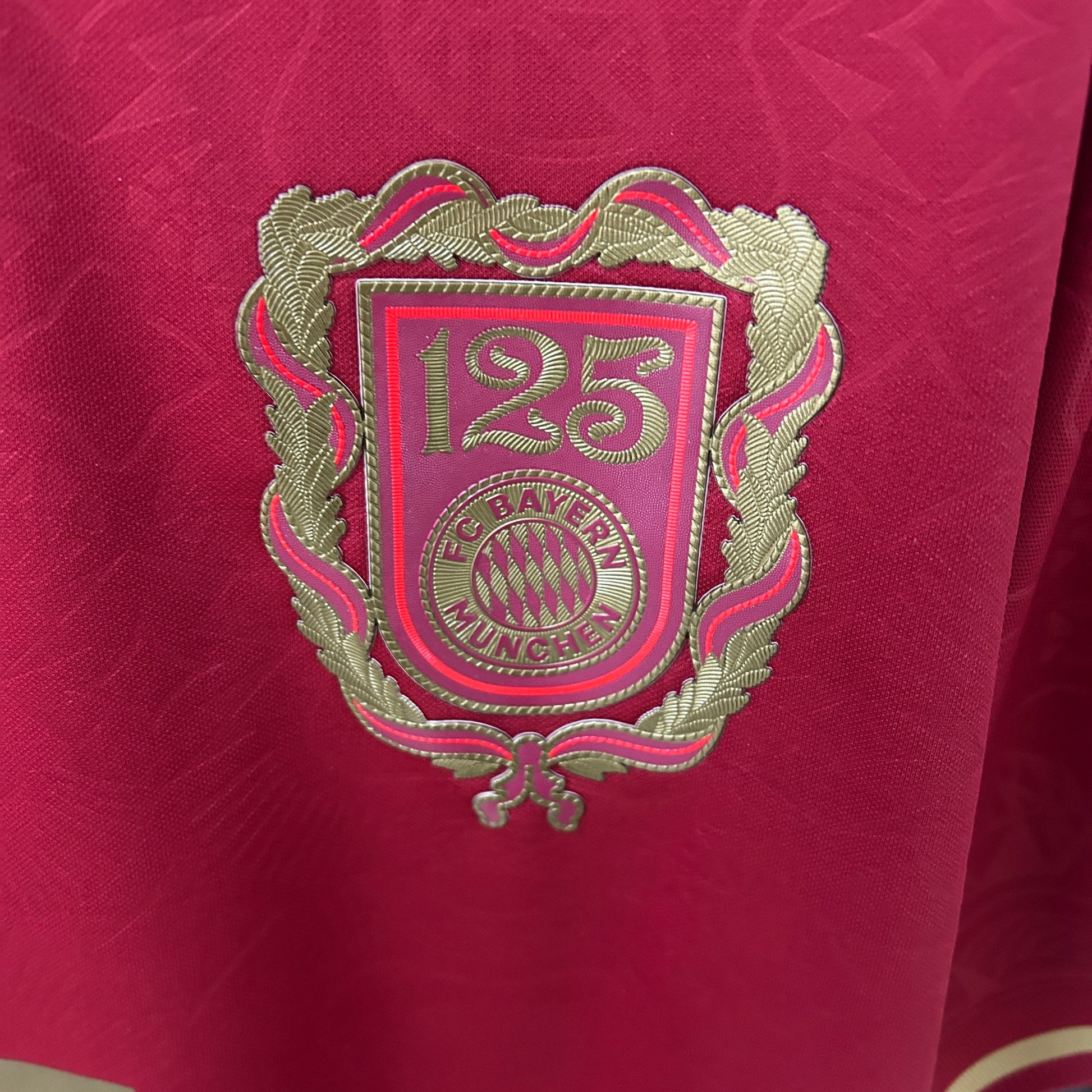 Camiseta Bayern Múnich 125 aniversario primera equipación versión fan lateral – Cortita y al Pie