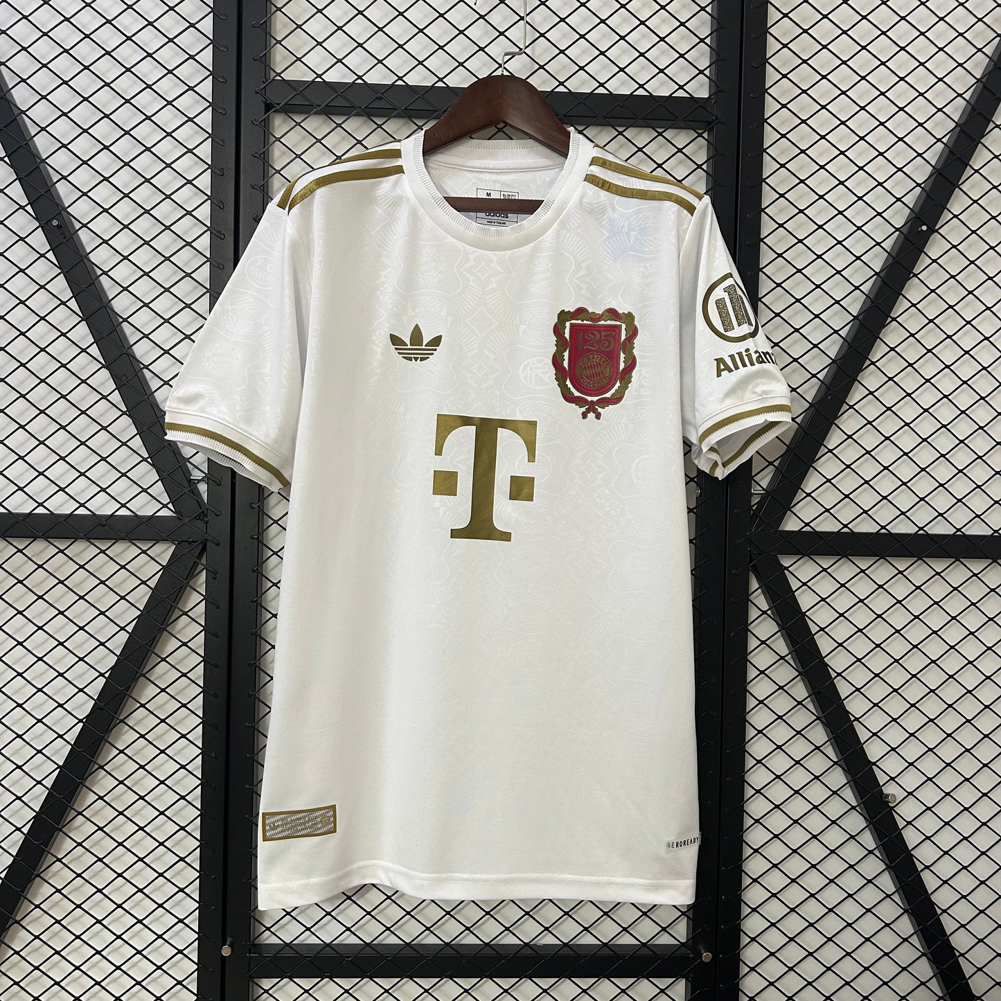 Camiseta Bayern Múnich 125 aniversario segunda equipación versión fan Allianz – Cortita y al Pie