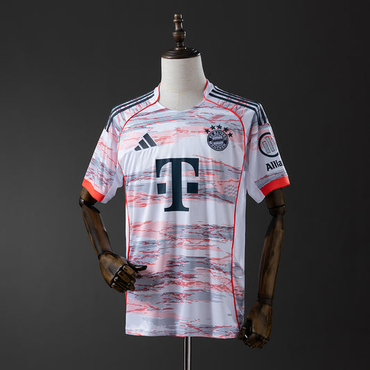 Camiseta Bayern Múnich 2025/26 segunda equipación versión fan Allianz Arena – Cortita y al Pie