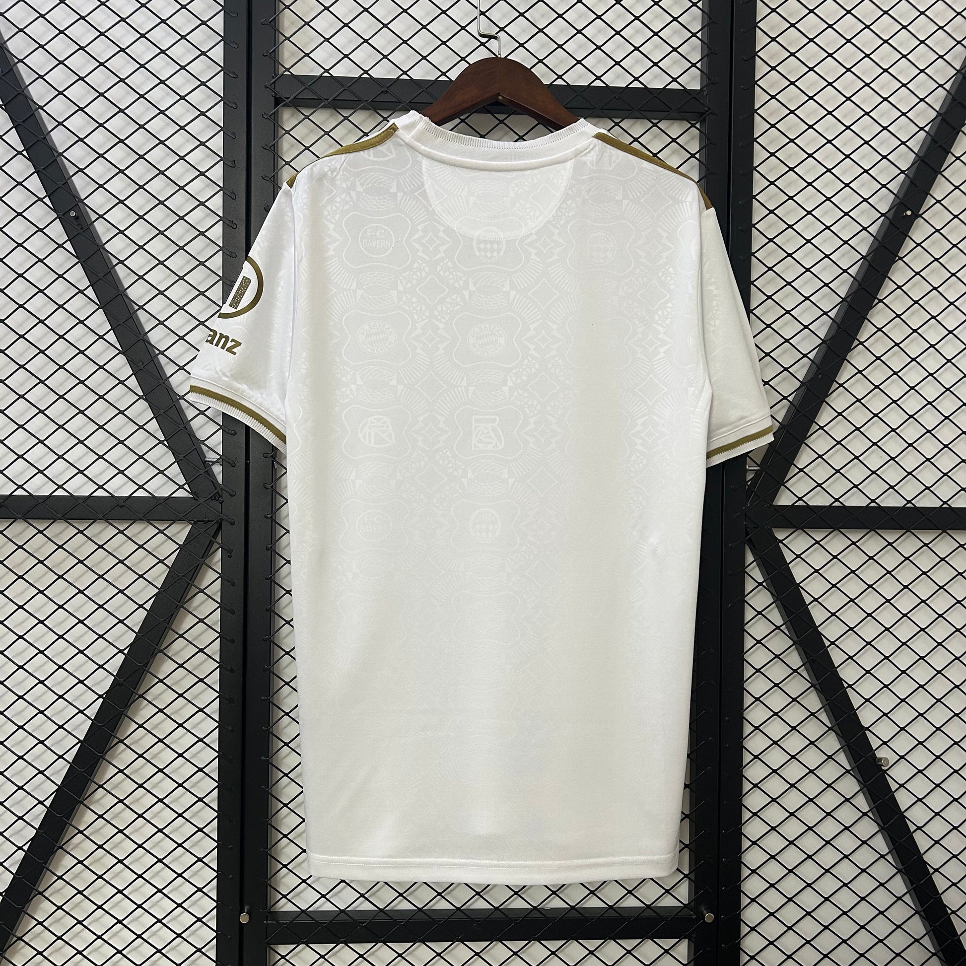 Camiseta Bayern Múnich 125 aniversario segunda equipación versión fan detalle escudo – Cortita y al Pie