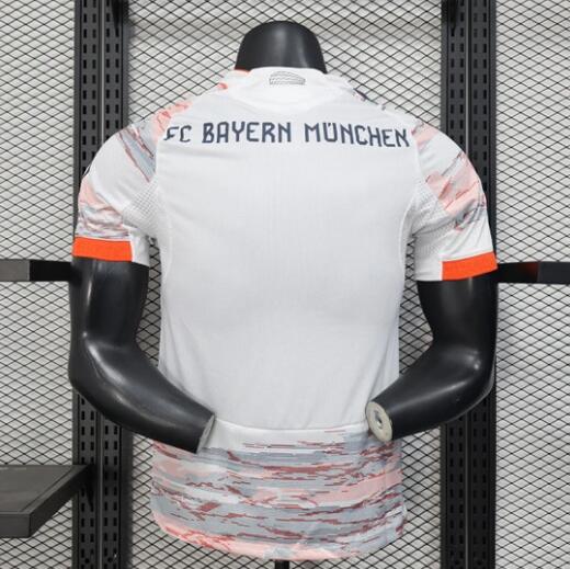 Camiseta Bayern Múnich 2025/26 segunda equipación versión jugador detalle – Cortita y al Pie