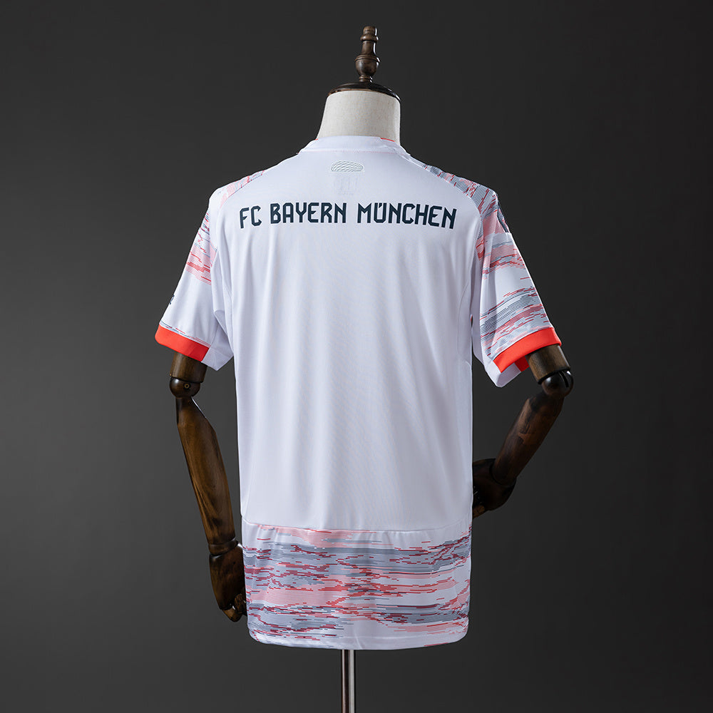 Camiseta Bayern Múnich 2025/26 segunda equipación versión fan detalle escudo – Cortita y al Pie