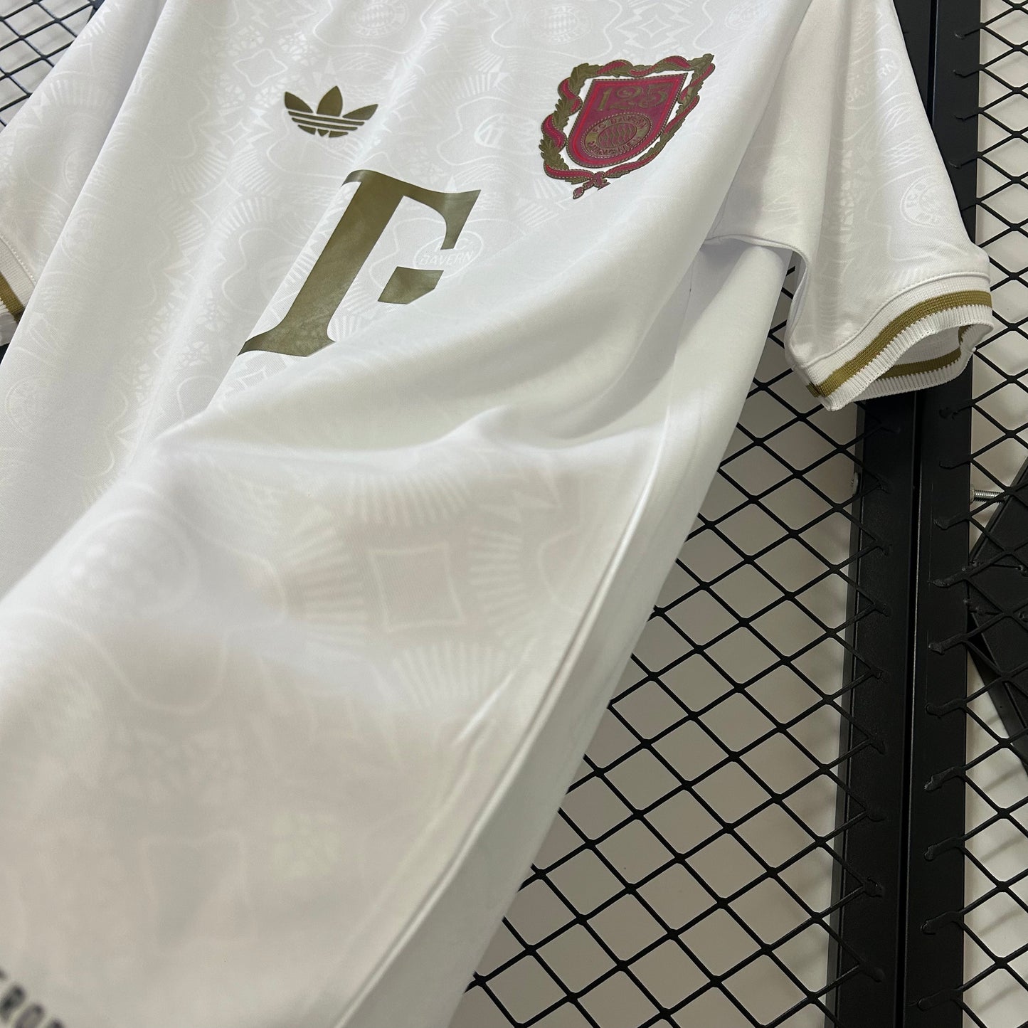 Camiseta Bayern Múnich 125 aniversario segunda equipación versión fan lateral – Cortita y al Pie