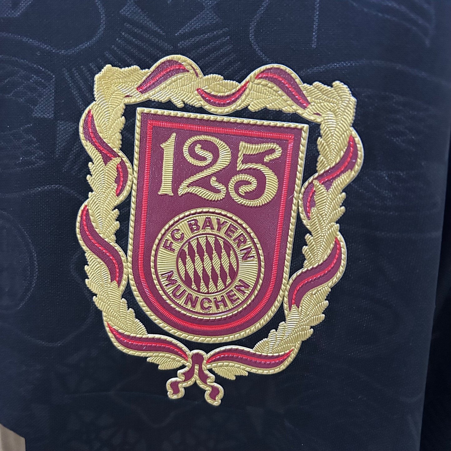 Camiseta Bayern Munich 125 aniversario tercera equipación versión fan vista lateral Allianz Arena – Cortita y al Pie