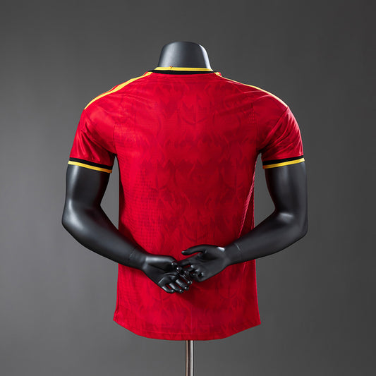 Camiseta Bélgica Mundial 2026 primera equipación versión jugador detalle escudo – Cortita y al Pie