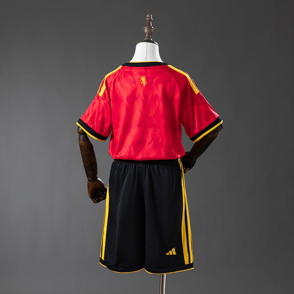 Camiseta Bélgica Mundial 2026 primera equipación versión niño detalle escudo – Cortita y al Pie