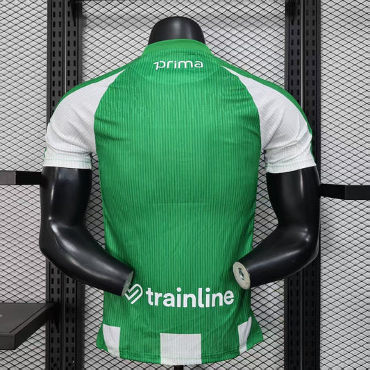 Camiseta Real Betis 2025/26 primera equipación versión jugador detalle escudo – Cortita y al Pie