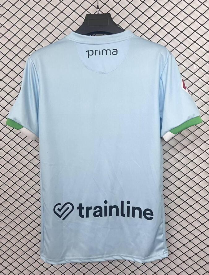 Camiseta Real Betis 2025/26 segunda equipación versión fan detalle escudo – Cortita y al Pie