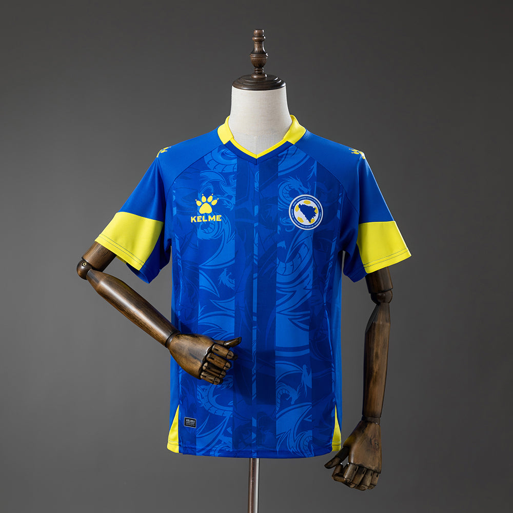 Camiseta Bosnia y Herzegovina Mundial 2026 primera equipación versión fan azul amarilla – Cortita y al Pie