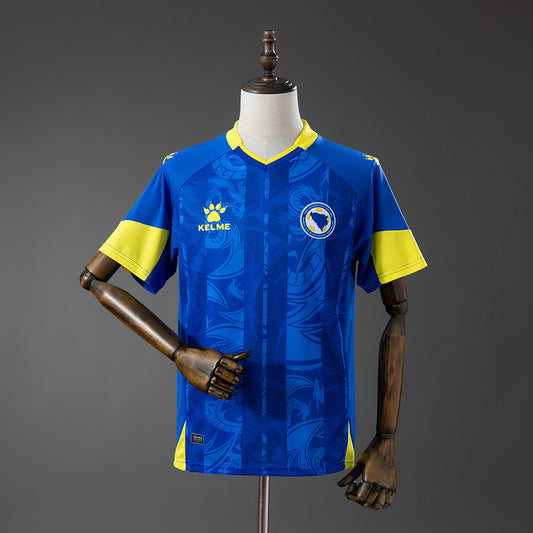 Camiseta Bosnia y Herzegovina Mundial 2026 primera equipación versión fan azul amarilla – Cortita y al Pie