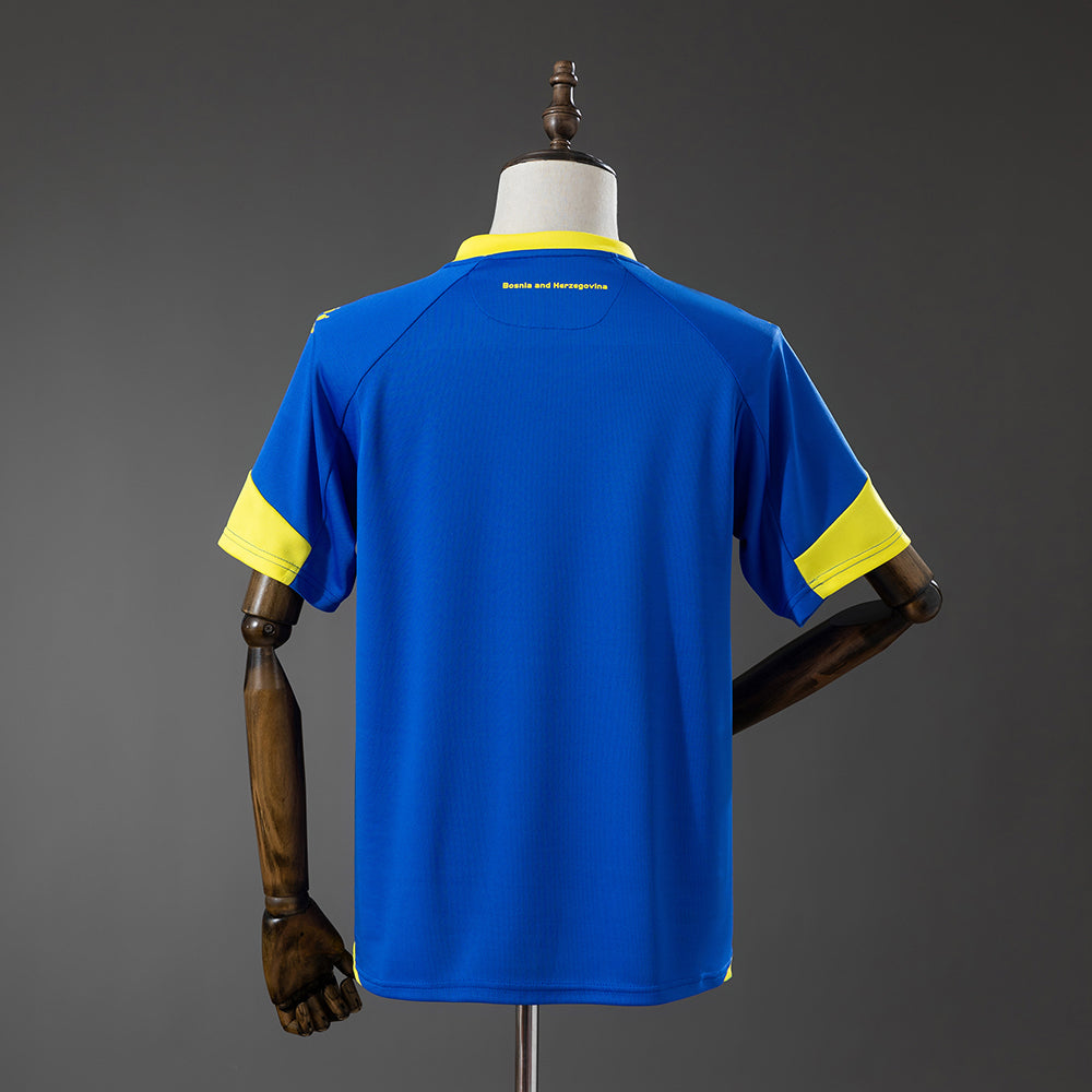Camiseta Bosnia y Herzegovina Mundial 2026 primera equipación versión fan detalle – Cortita y al Pie