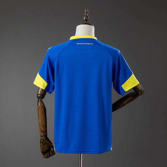 Camiseta Bosnia y Herzegovina Mundial 2026 primera equipación versión fan detalle – Cortita y al Pie