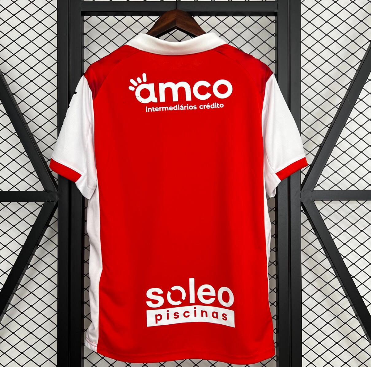 Camiseta Braga 2025/26 primera equipación versión fan detalle escudo – Cortita y al Pie