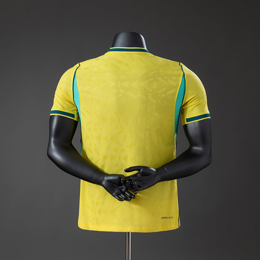 Camiseta Brasil Mundial 2026 primera equipación versión jugador detalle escudo – Cortita y al Pie