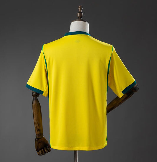 Camiseta Brasil Mundial 2026 primera equipación versión fan detalle escudo CBF – Cortita y al Pie
