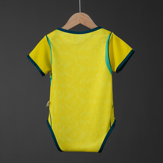 Body Brasil Mundial 2026 primera equipación versión bebé detalle escudo – Cortita y al Pie