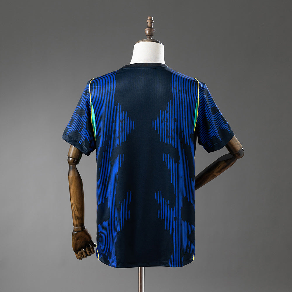 Camiseta Brasil Mundial 2026 segunda equipación versión fan azul detalle escudo – Cortita y al Pie