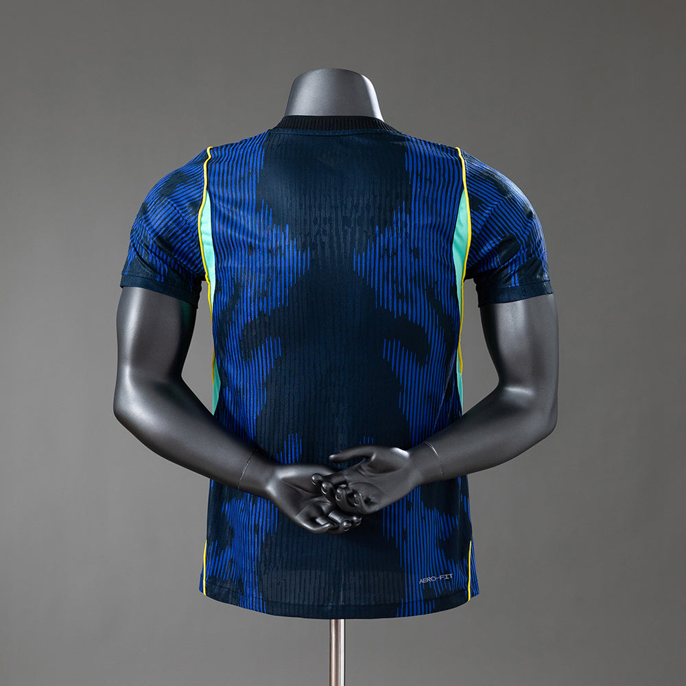 Camiseta Brasil Mundial 2026 segunda equipación versión jugador detalle escudo – Cortita y al Pie