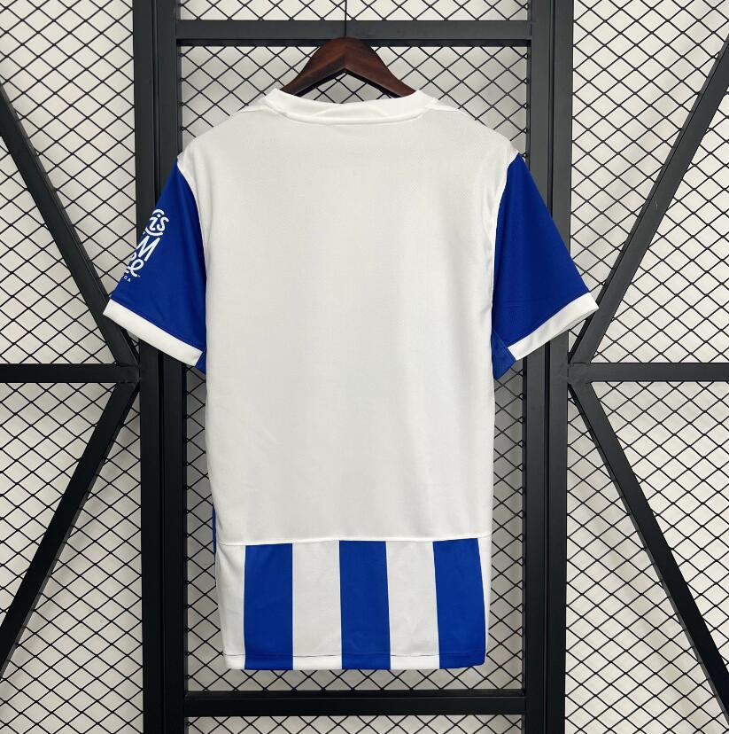 Camiseta Brighton 2025/26 primera equipación versión fan detalle escudo – Cortita y al Pie