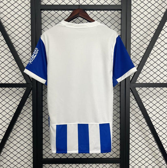 Camiseta Brighton 2025/26 primera equipación versión fan detalle escudo – Cortita y al Pie