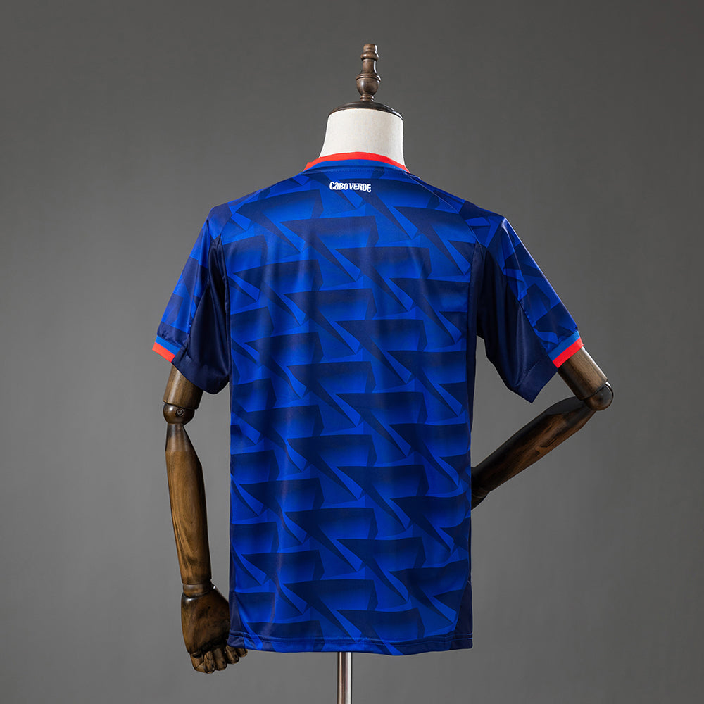 Camiseta Cabo Verde Mundial 2026 primera equipación versión fan detalle escudo – Cortita y al Pie