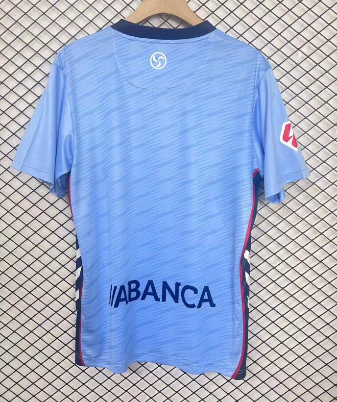 Camiseta Celta de Vigo 2025/26 primera equipación versión fan detalle escudo – Cortita y al Pie
