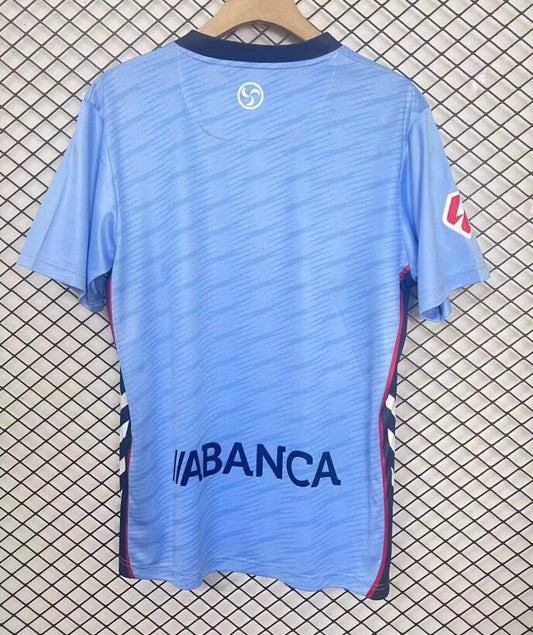 Camiseta Celta de Vigo 2025/26 primera equipación versión fan detalle escudo – Cortita y al Pie