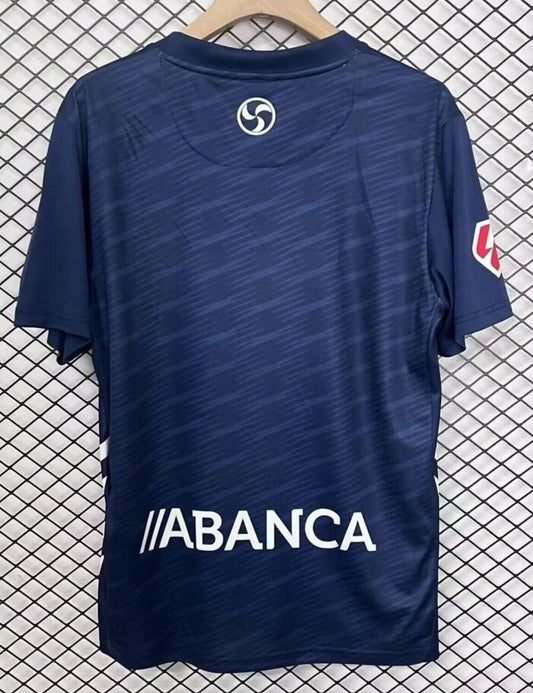 Camiseta Celta de Vigo 2025/26 segunda equipación versión fan detalle escudo – Cortita y al Pie