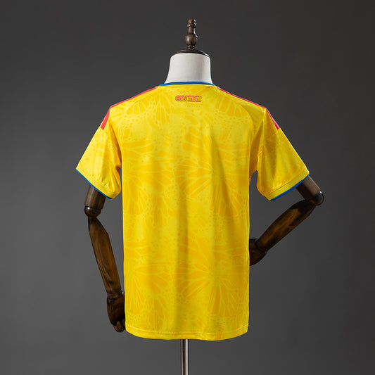 Camiseta Colombia Mundial 2026 primera equipación versión fan detalle escudo FCF – Cortita y al Pie