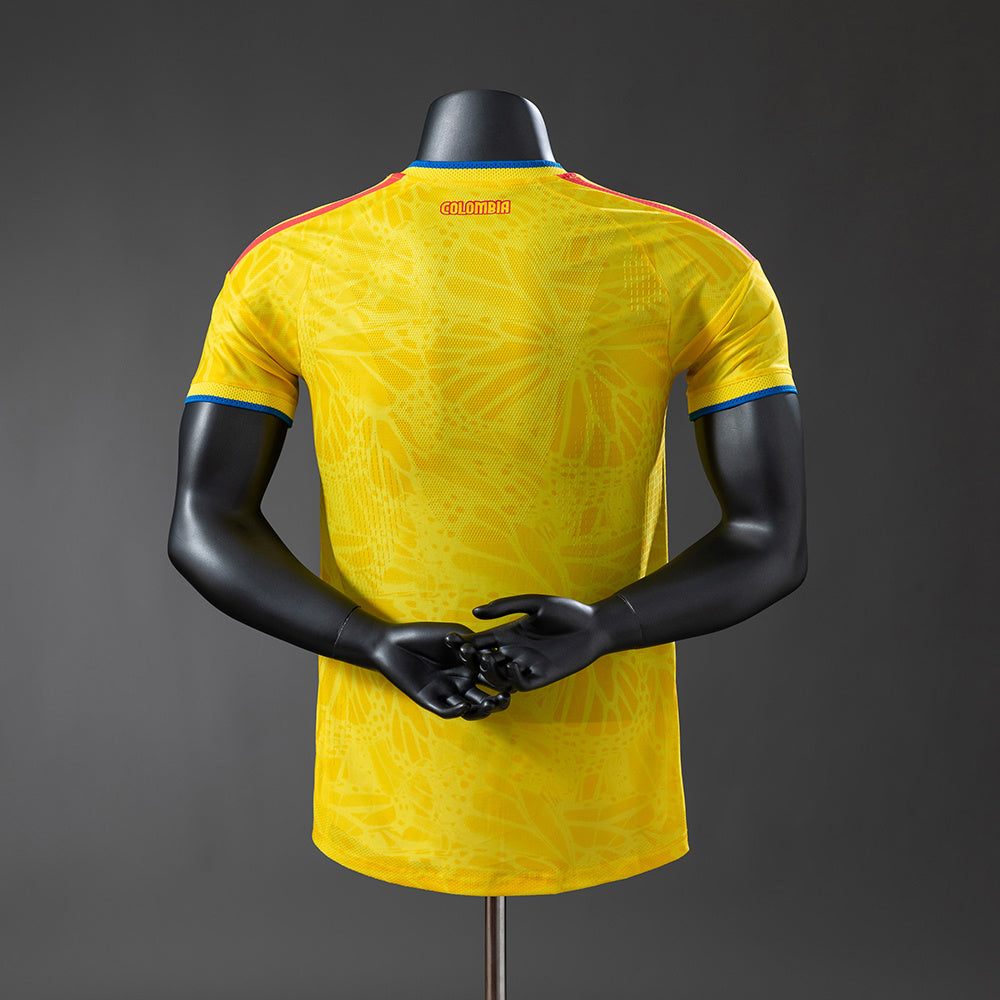 Camiseta Colombia Mundial 2026 primera equipación versión jugador detalle escudo – Cortita y al Pie