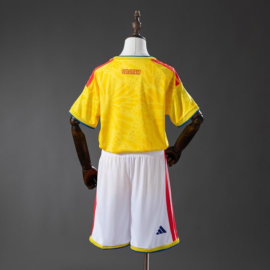 Camiseta Colombia Mundial 2026 primera equipación versión niño detalle escudo – Cortita y al Pie