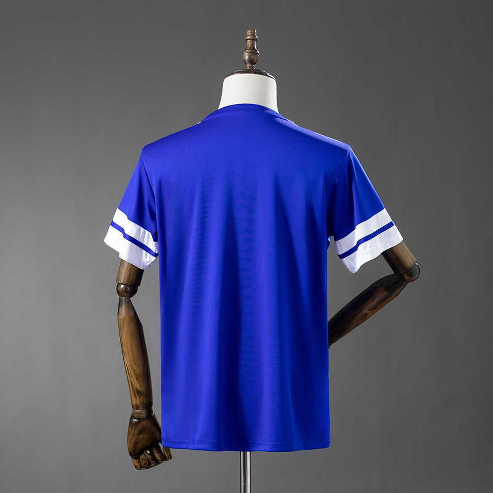 Camiseta Curazao Mundial 2026 primera equipación versión fan detalle escudo – Cortita y al Pie