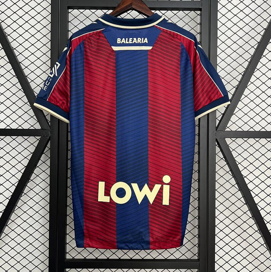 Camiseta Levante UD 2025/26 primera equipación versión fan detalle escudo – Cortita y al Pie