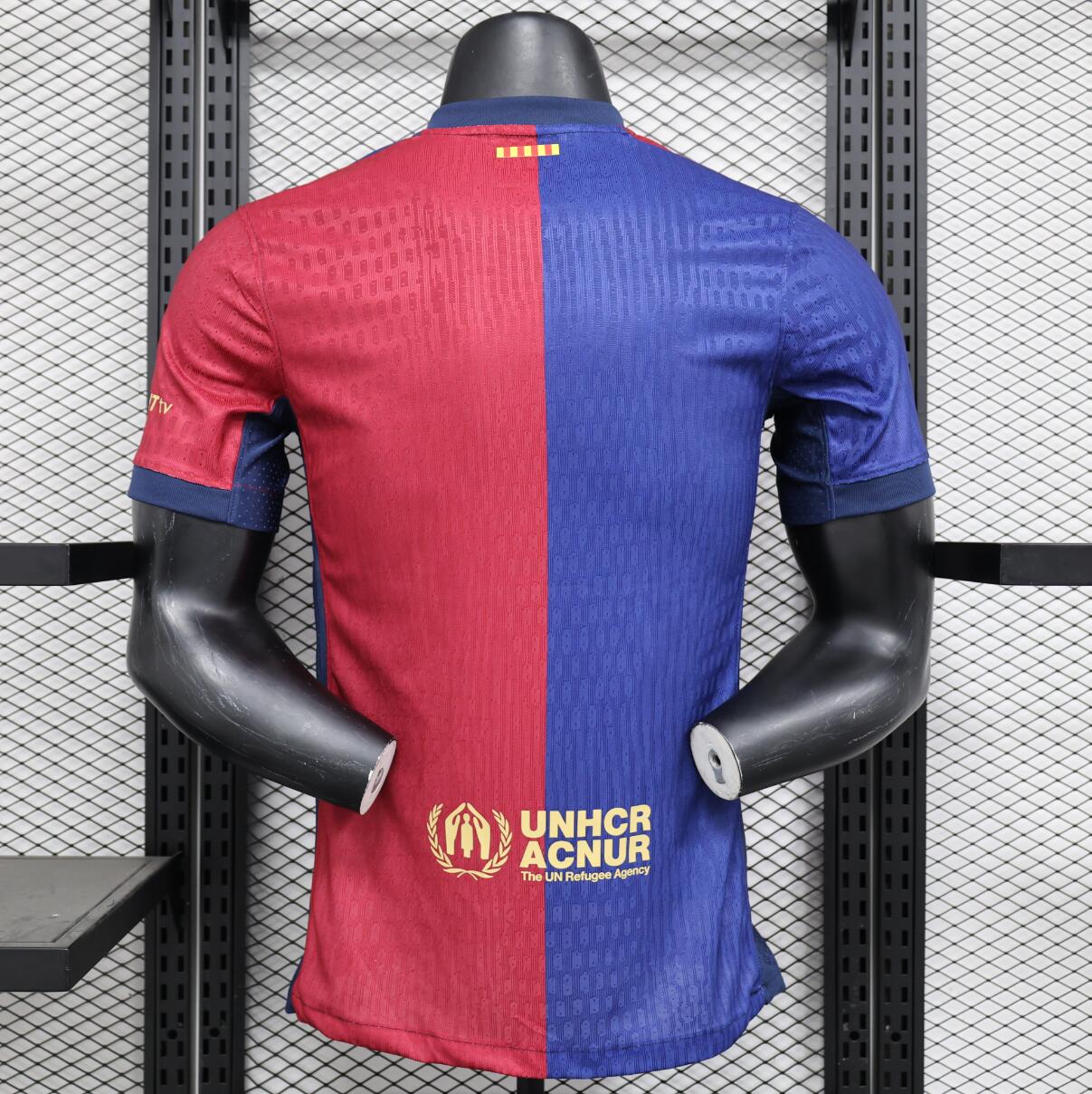 Camiseta FC Barcelona 2024/25 primera equipación versión jugador detalle escudo – Cortita y al Pie