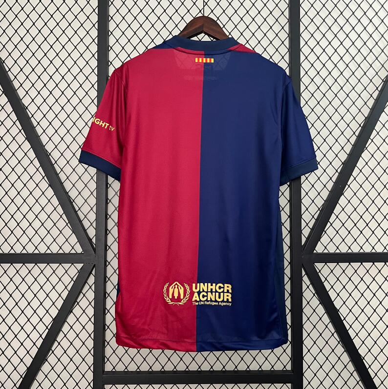 Camiseta FC Barcelona 2024/25 primera equipación versión fan detalle escudo – Cortita y al Pie