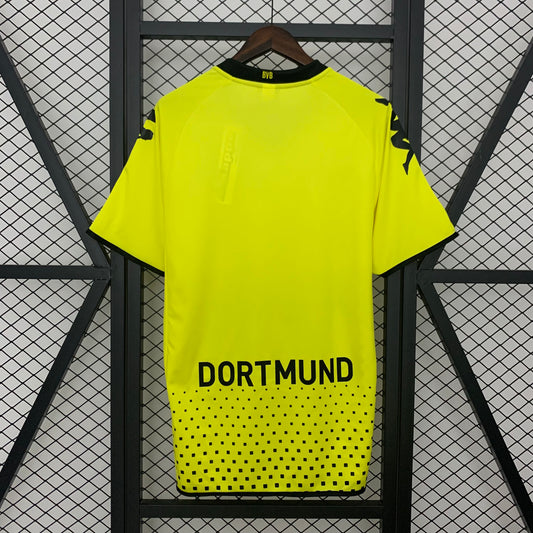 Camiseta retro Borussia Dortmund 2011/12 primera equipación detalle escudo Signal Iduna – Cortita y al Pie